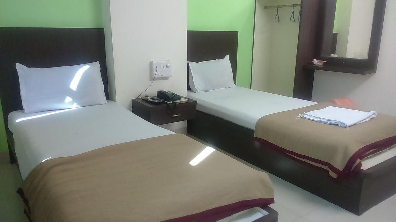 Hotel Parth Executive Lātūr Εξωτερικό φωτογραφία