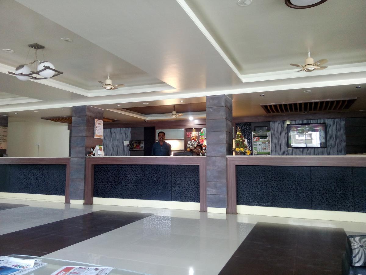Hotel Parth Executive Lātūr Εξωτερικό φωτογραφία
