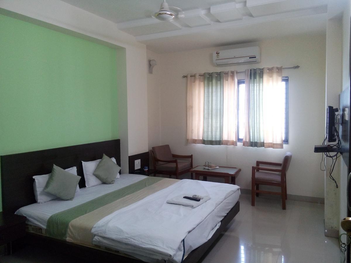 Hotel Parth Executive Lātūr Εξωτερικό φωτογραφία